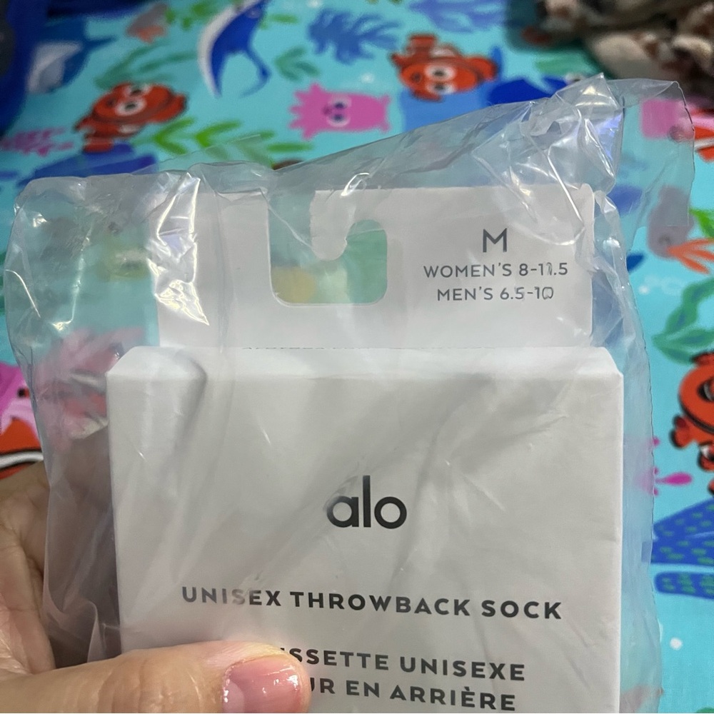 New Alo Yoga Unisex Half Crew Throwback Socks in Limestone/White - Picture 6 of 6